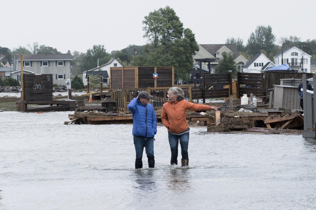 Dos residentes caminan por las calles inundadas de la ciudad de Shediac, New Brunswick, tras el paso de la tormenta Fiona, 24 de septiembre de 2022