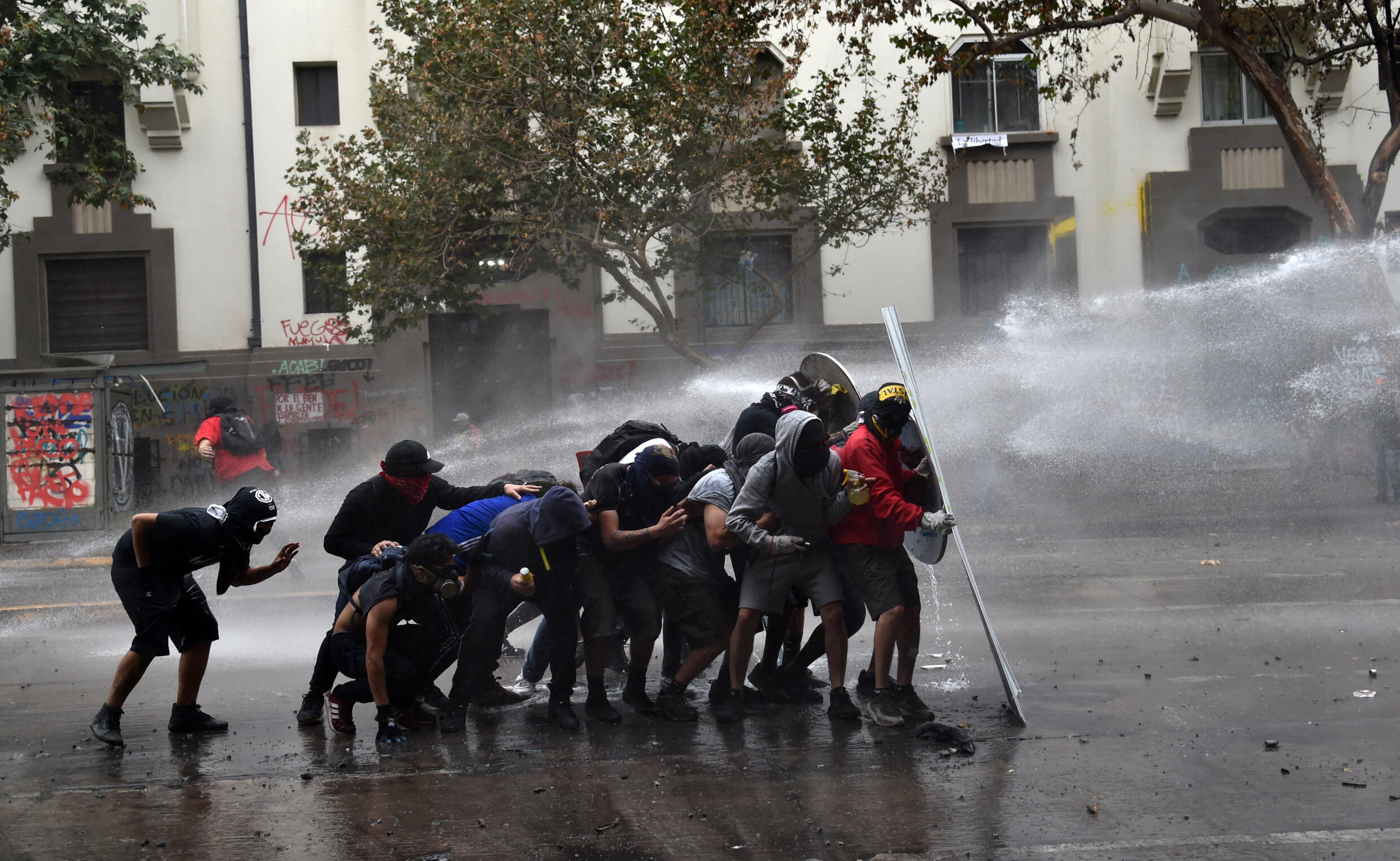 Gabriel Boric asume la presidencia de Chile con la promesa de un giro en su modelo 2 Manifestantes chocan con la policía antidisturbios tras una protesta contra el gobierno del presidente chileno Sebastián Piñera en Santiago, el 8 de noviembre de 2019