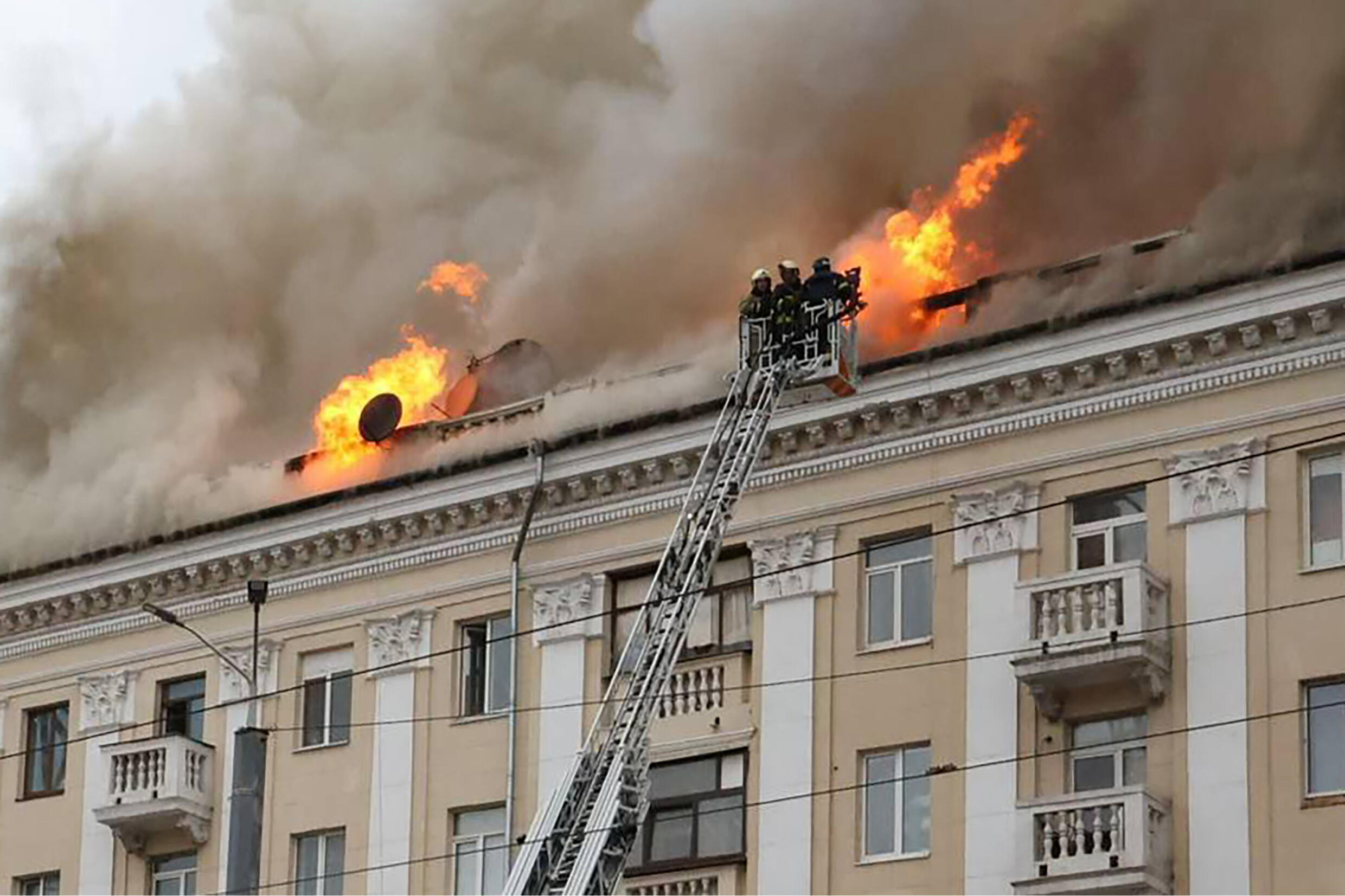 Des pompiers luttent contre un incendie dans un bâtiment touché par une frappe russe, le 19 avril 2024 à Dnipro, dans le centre-est de l'Ukraine.
