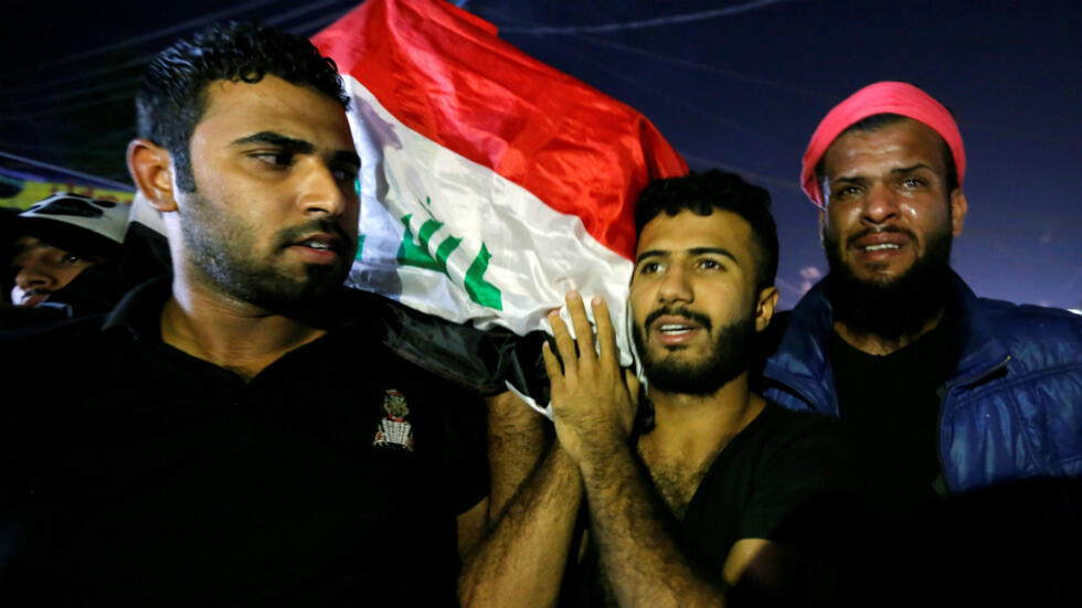 Des hommes portent le cercueil d'un manifestant tué à Bagdad, en Irak, le 25 octobre 2019.