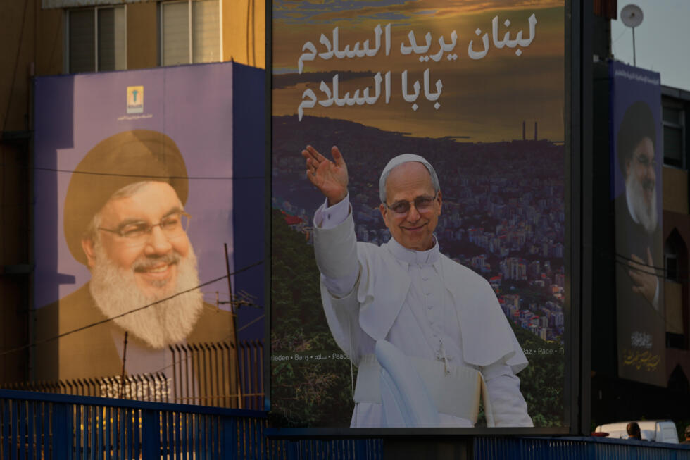 Vallas publicitarias muestra una imagen del asesinado líder de Hezbolá Hassan Nasrallah junto a una fotografía del papa León XIV, que tiene previsto visita el Líbano el 30 de noviembre. Beirut, 21 de noviembre de 2025.