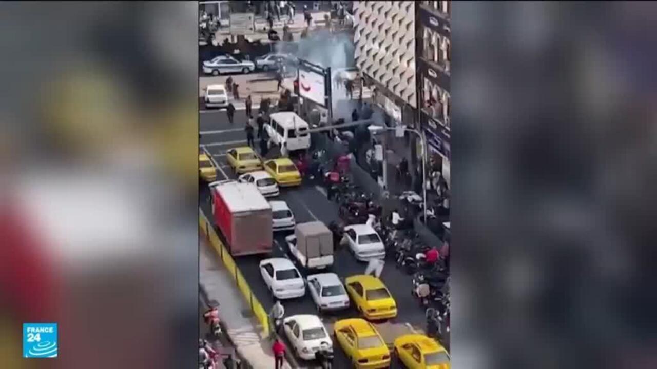 الاحتجاجات في إيران تدخل أسبوعها الثاني وترامب يحذر طهران في حال تعرضت للمتظاهرين