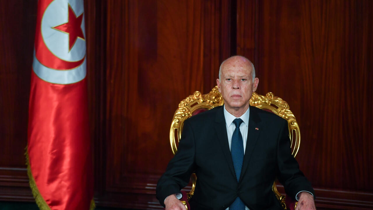 محللون ومنظمات يتهمون الرئيس التونسي قيس سعيّد بتقويض الانتقال الديموقراطي