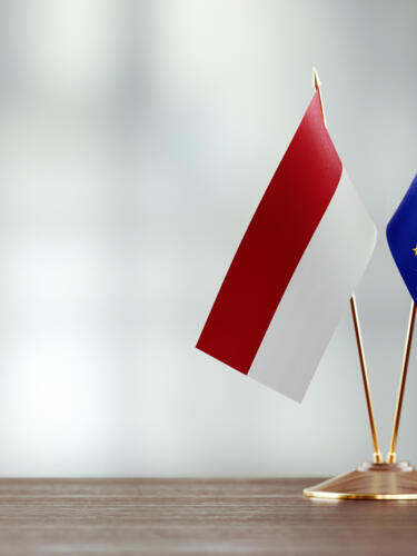 Banderas de Indonesia y la Unión Europea.