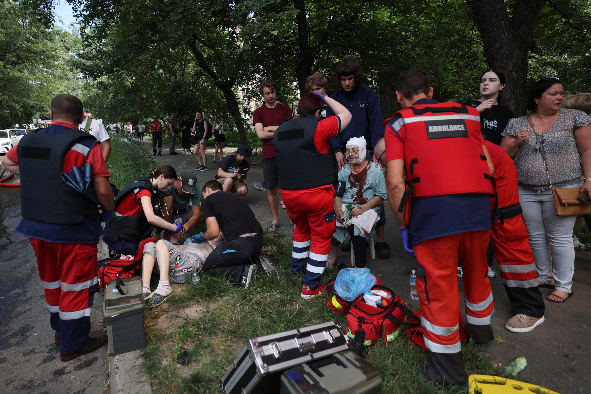 Des soignants portent secours à des habitants de Kiev blessés après une attaque de missile, le 8 juillet 2024.
