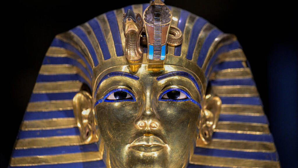 توافد الآلاف لمشاهدة مجموعة توت عنخ آمون الذهبية المعروضة للمرة الأولى بالمتحف المصري الكبير