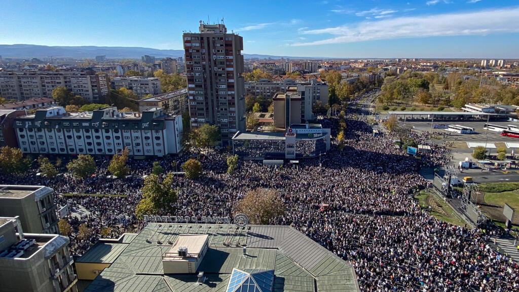 Un an après Novi Sad, la Serbie manifeste et rend hommage aux victimes