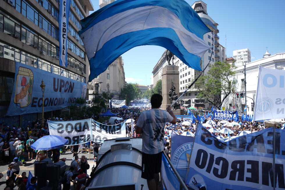Manifestantes protestan contra la reforma laboral propuesta por el presidente Javier Milei en Buenos Aires, Argentina, el jueves 18 de diciembre de 2025