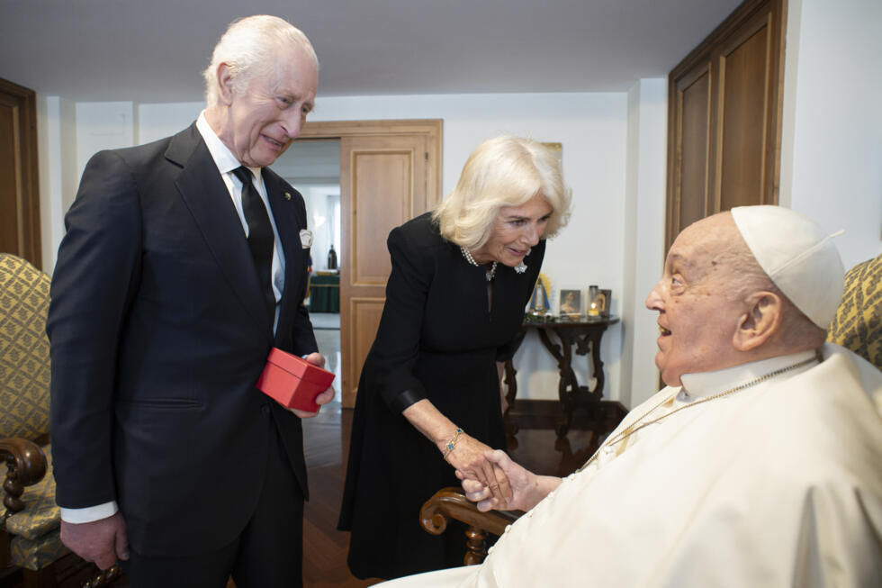 En esta foto de archivo están el rey Carlos y la reina Camila cuando se reunieron con el papa Francisco en abril, pocos días antes de la muerte del pontífice.