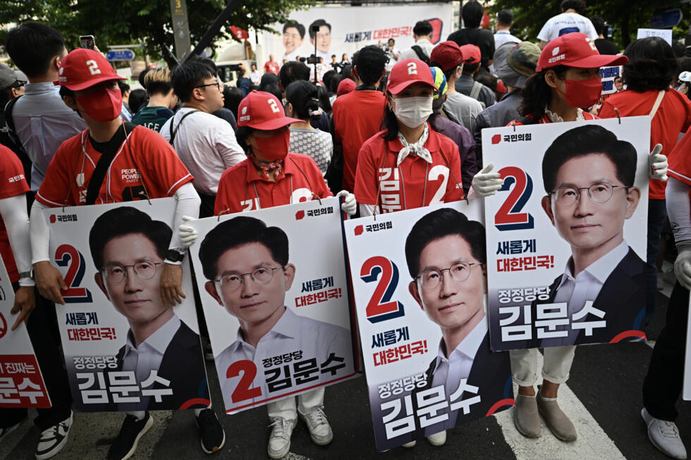 Des partisans du candidat conservateur Kim Moon-soo rassemblés à Séoul, le 1er juin 2025 avant la présidentielle du 3 juin