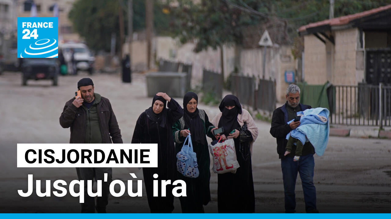 Les forces israéliennes à bord de véhicules blindés passent devant des Palestiniens à Jénine, en Cisjordanie occupée, le 21 janvier 2025.