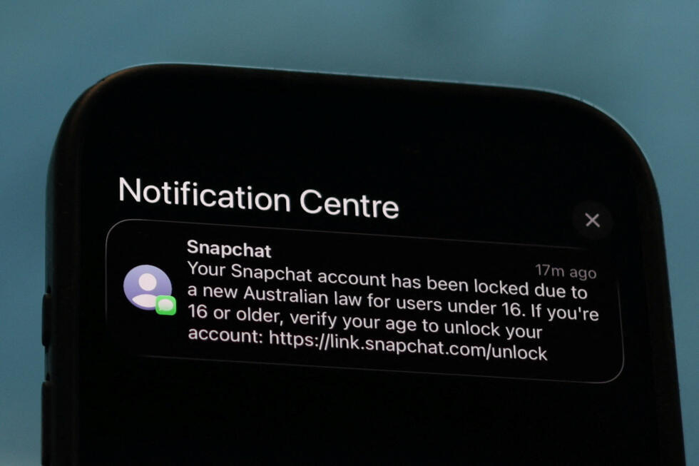 Una notificación de Snapchat solicitando la verificación de la edad en un teléfono celular a medida que entra en vigor una ley que prohíbe el uso de las redes sociales a los menores de 16 años en Australia, el 9 de diciembre de 2025.
