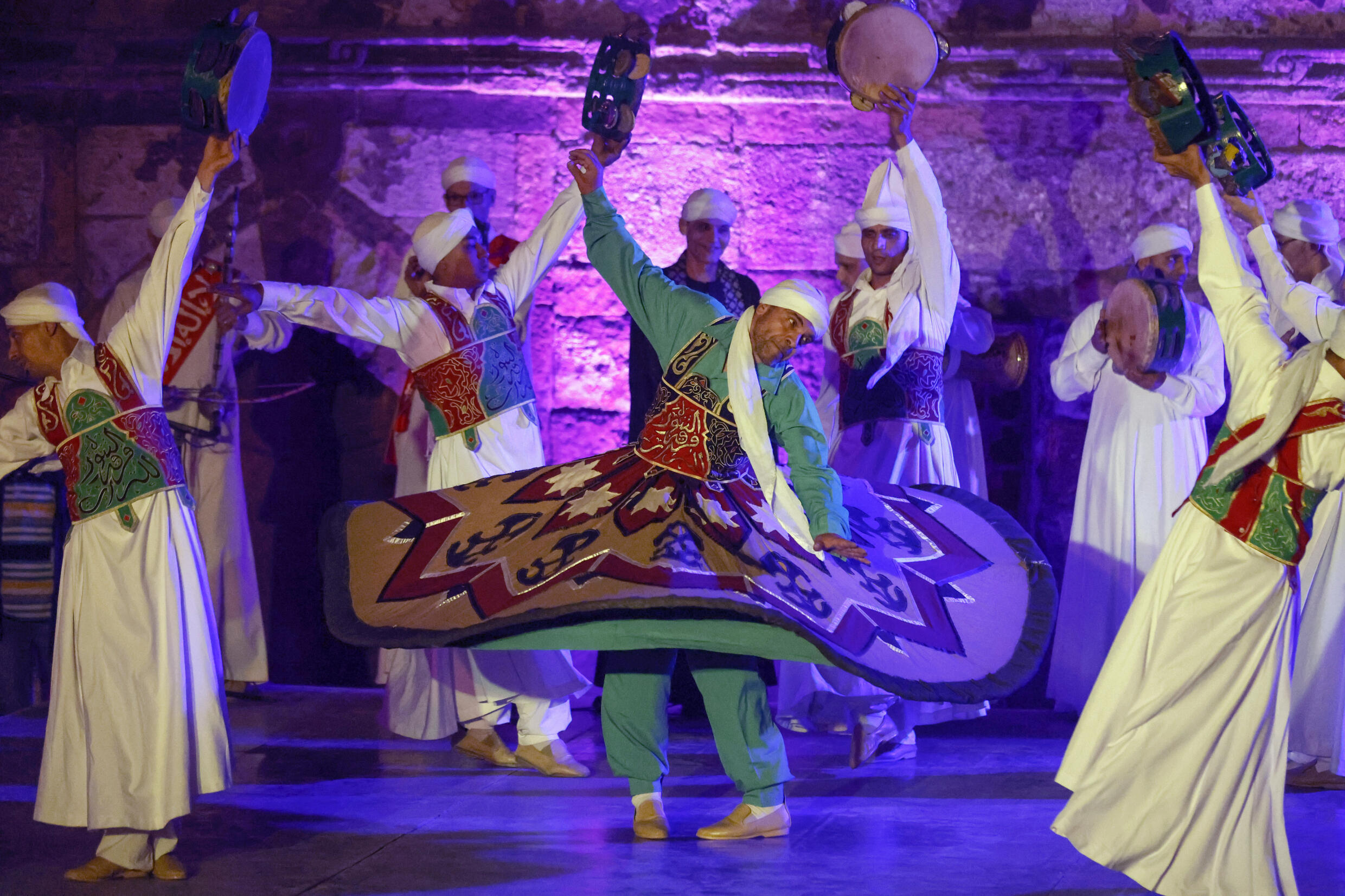 Les derviches effectuent des acrobaties en tournoyant, jetant leurs jupes par-dessus leur tête avant de les attraper dans les airs, pliant et dépliant le drapeau de leur système mystique, leurs escargots ne s'arrêtant jamais