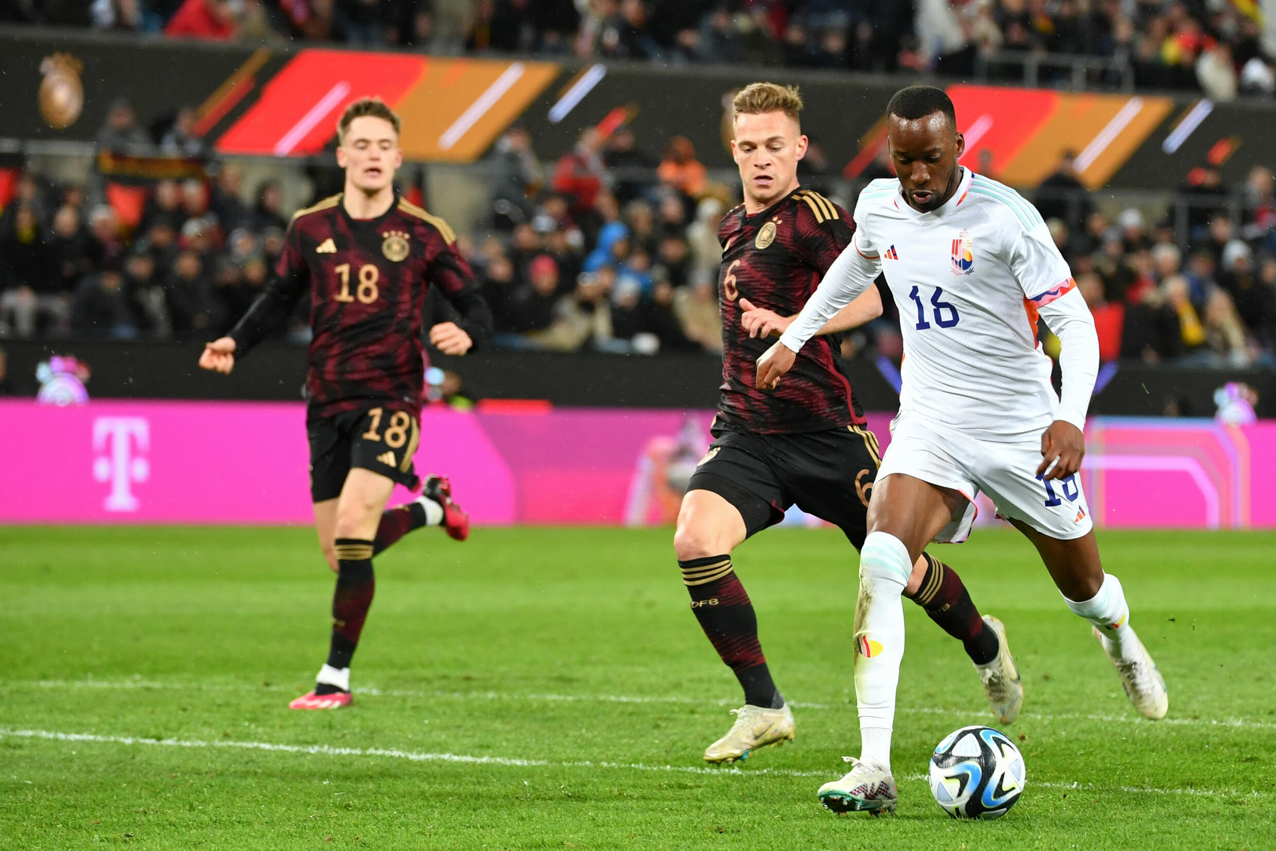 Amical buteur et double passeur, De Bruyne porte la Belgique contre l