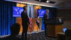 El secretario de Estado Antony Blinken habla con los periodistas mientras el portavoz Ned Price (izquierda) escucha durante una rueda de prensa en el Departamento de Estado de EE.UU. el 27 de julio de 2022 en Washington, DC.