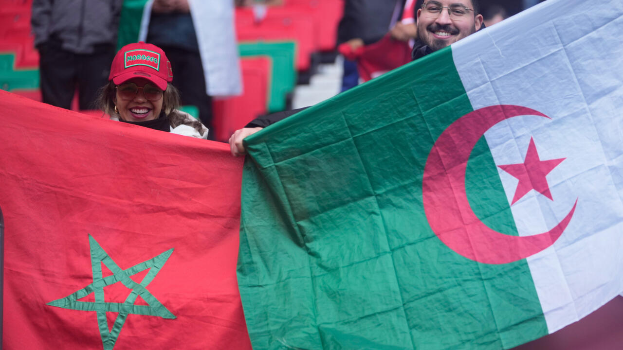 جماهير جزائرية ومغربية تحتفي بكرة القدم رغم القطيعة السياسية