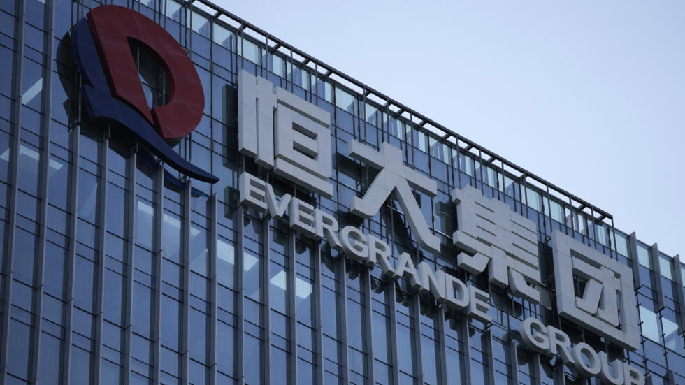 ARCHIVO - El logotipo de la sede de Evergrande Group se ve en Shenzhen, en la provincia sureña china de Guangdong, el 24 de septiembre de 2021. Un tribunal de Hong Kong convocará una audiencia el lunes 4 de diciembre de 2023 sobre los planes del problemático promotor inmobiliario chino Evergrande para reestructurar sus deudas de más de 300.000 millones de dólares.