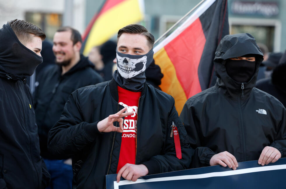 Des drapeaux allemands lors d'une marche de partisans de l'extrême droite à Berlin, le 22 février 2025