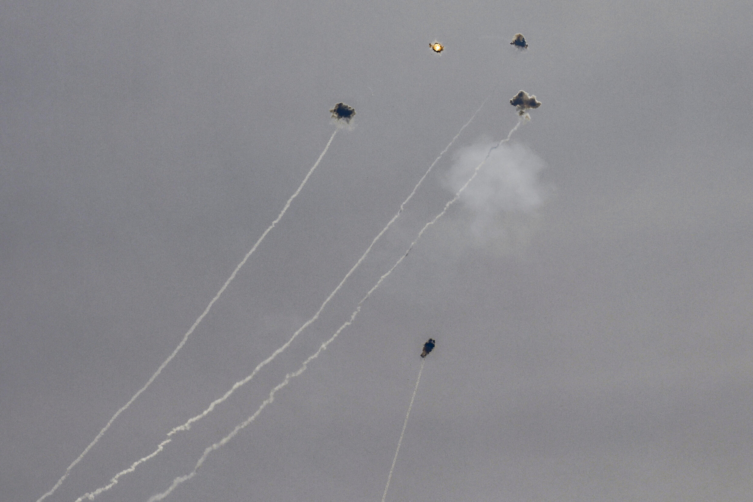 Des roquettes tirées depuis le sud du Liban sont interceptées par le système de défense aérienne israélien Iron Dome au-dessus de la Galilée, dans le nord d'Israël, le 3 juillet 2024