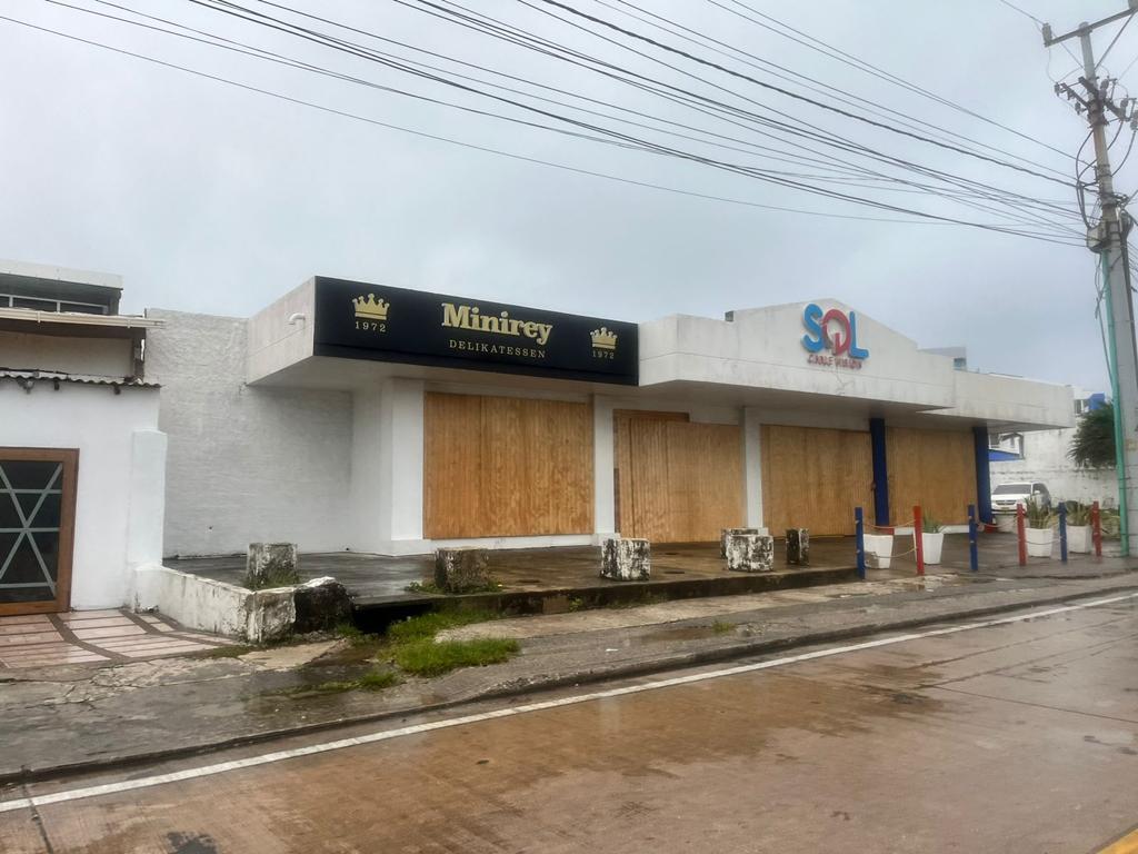 Tiendas cerradas y protegidas en la isla colombiana de San Andrés, el 8 de octubre de 2022