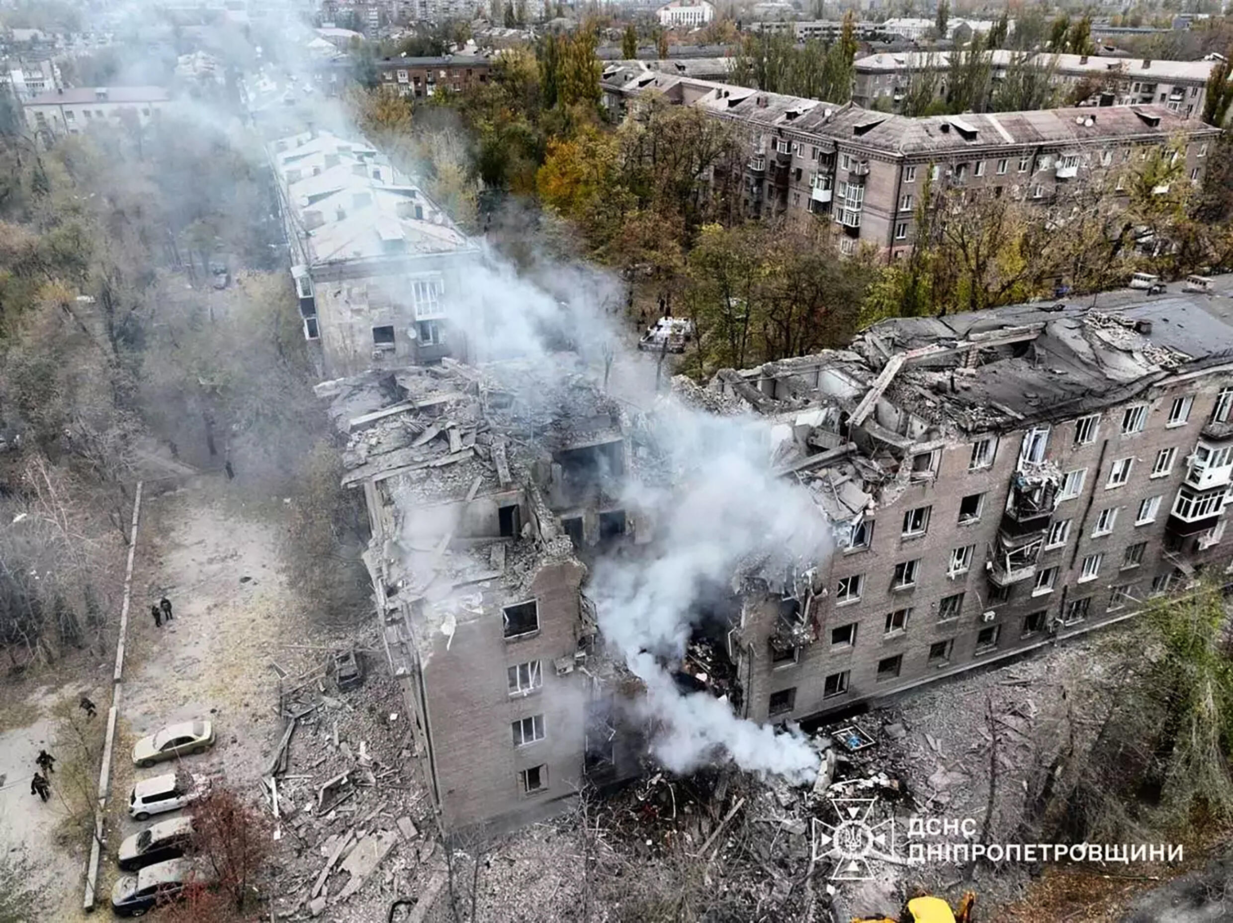 Cette photographie prise et publiée par les services d'urgence ukrainiens le 11 novembre 2024 montre un bâtiment endommagé après une frappe russe à Kryvyÿ Rig, dans la région de Dnipropetrovsk.