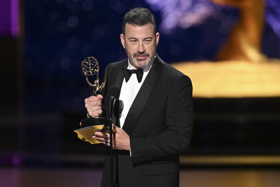 Jimmy Kimmel acepta el premio Emmy al mejor presentador de un programa de concursos por «¿Quién quiere ser millonario?» durante la segunda noche de los Premios Emmy a las Artes Creativas 2025 de la Academia de Televisión, celebrada el domingo 7 de septiembre de 2025 en el Peacock Theater de Los Ángeles.