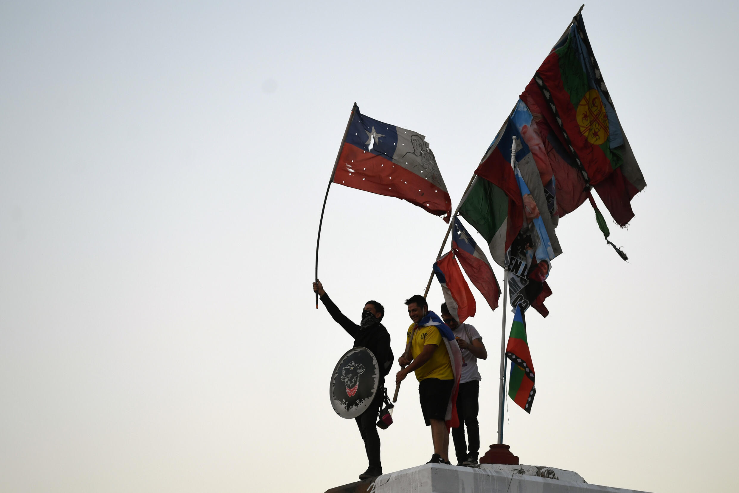 Gabriel Boric asume la presidencia de Chile con la promesa de un giro en su modelo 3 Simpatizantes del presidente electo de Chile, Gabriel Boric, celebran tras los resultados oficiales de la segunda vuelta de las elecciones presidenciales, en la Plaza Italia de Santiago, el 19 de diciembre de 2021