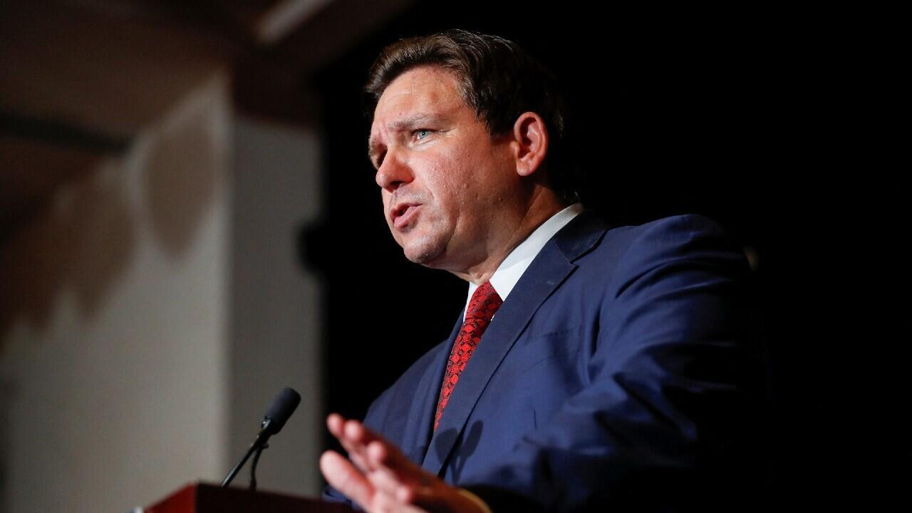 El gobernador de Florida, Ron DeSantis, habla tras las elecciones primarias de mitad de mandato durante el "Keep Florida Free Tour" en el Pepin's Hospitality Centre, en Tampa, Florida, Estados Unidos, el 24 de agosto de 2022.