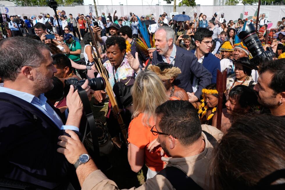 André Corrêa do Lago, presidente de la COP30, camina entre una multitud de indígenas que bloquean la entrada a la Cumbre Climática de la ONU COP30, el viernes 14 de noviembre de 2025, en Belém, Brasil.