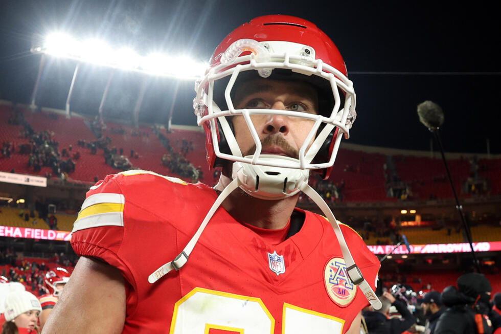Travis Kelce, de Kansas City Chiefs de la NFL, tras la derrota de su equipo ante los Houston Texans en el Arrowhead Stadium en Kansas City, Missouri, el 7 de diciembre de 2025