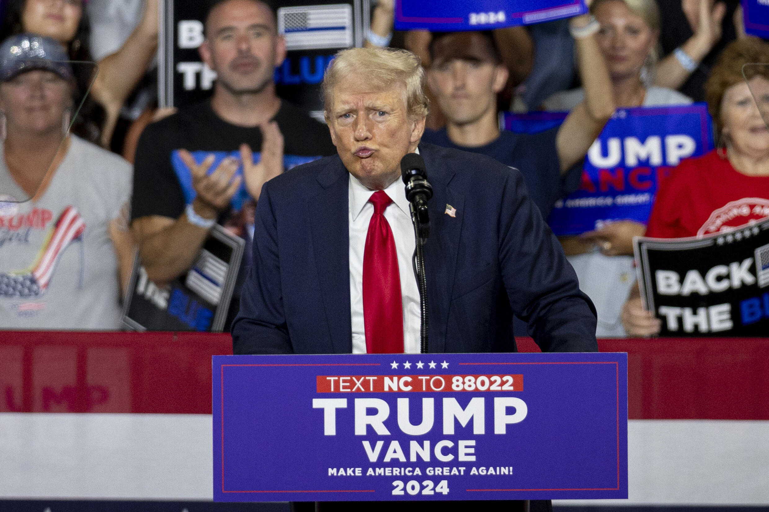 Donald Trump lors d'un rassemblement électoral au Bojangles Coliseum à Charlotte, en Caroline du Nord, le 24 juillet 2024.