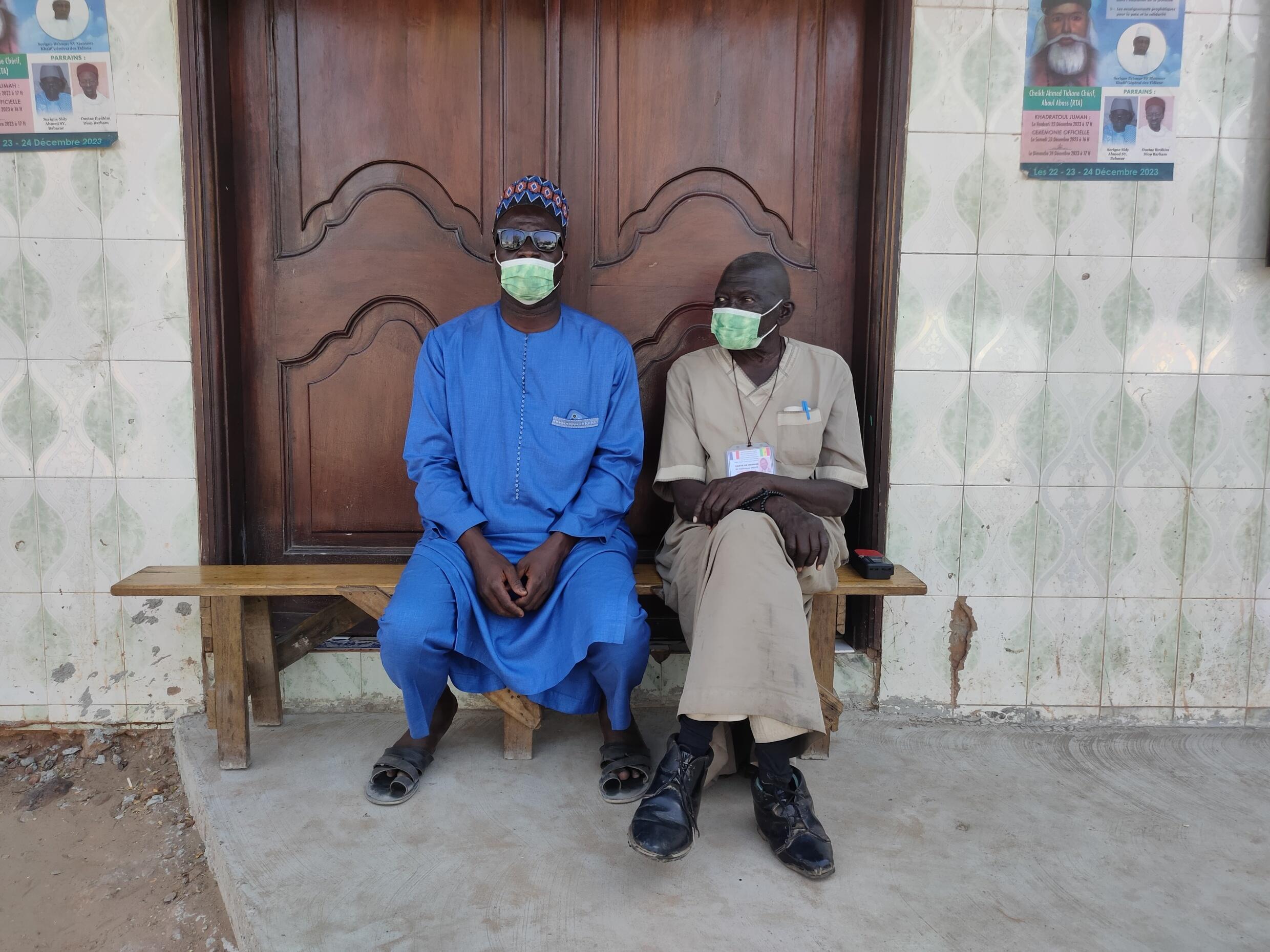 Un homme blessé au genou se fait soigner par un membre de la Croix Rouge internationale.