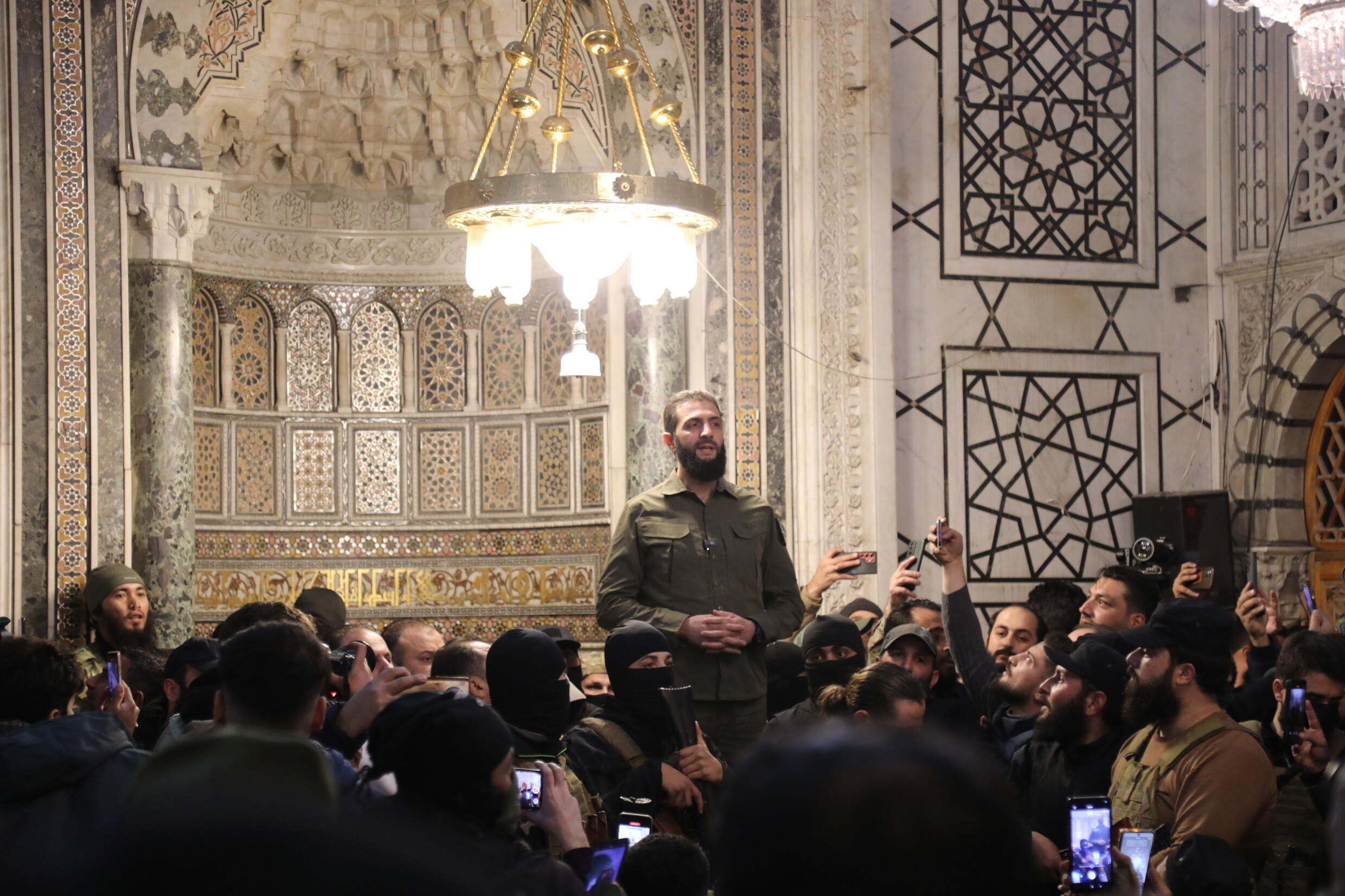 Le chef du groupe islamiste radical Tahrir al-Sham (HTS), Abou Mohammad al-Jolani, s'adresse à la foule dans la mosquée des Omeyyades à Damas, le 8 décembre 2024