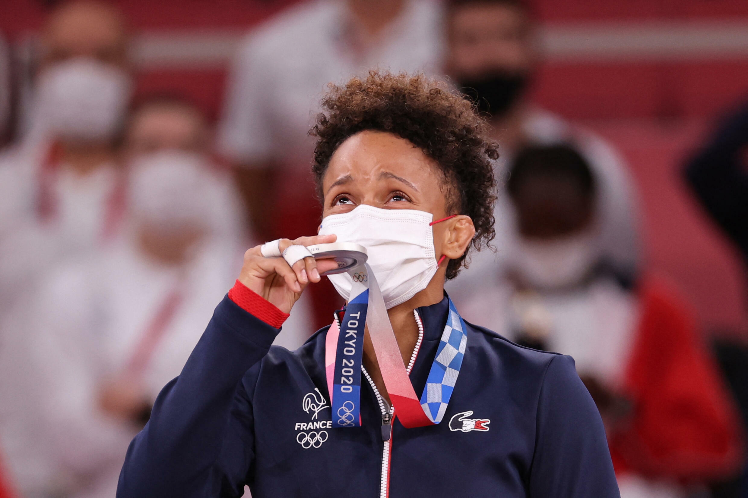 La judoka Amandine Buchard lors de la cérémonie de remise des médailles, le 25 juillet 2021, à Tokyo.