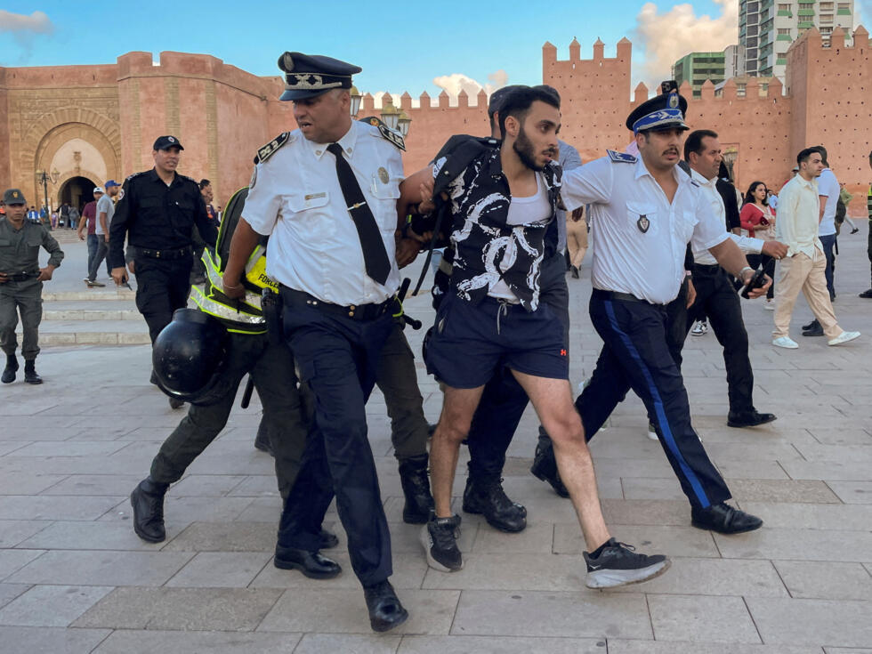 Miembros de las fuerzas de seguridad detienen a un hombre mientras impiden una protesta para exigir reformas en educación y salud, en Rabat, Marruecos, el 29 de septiembre de 2025.