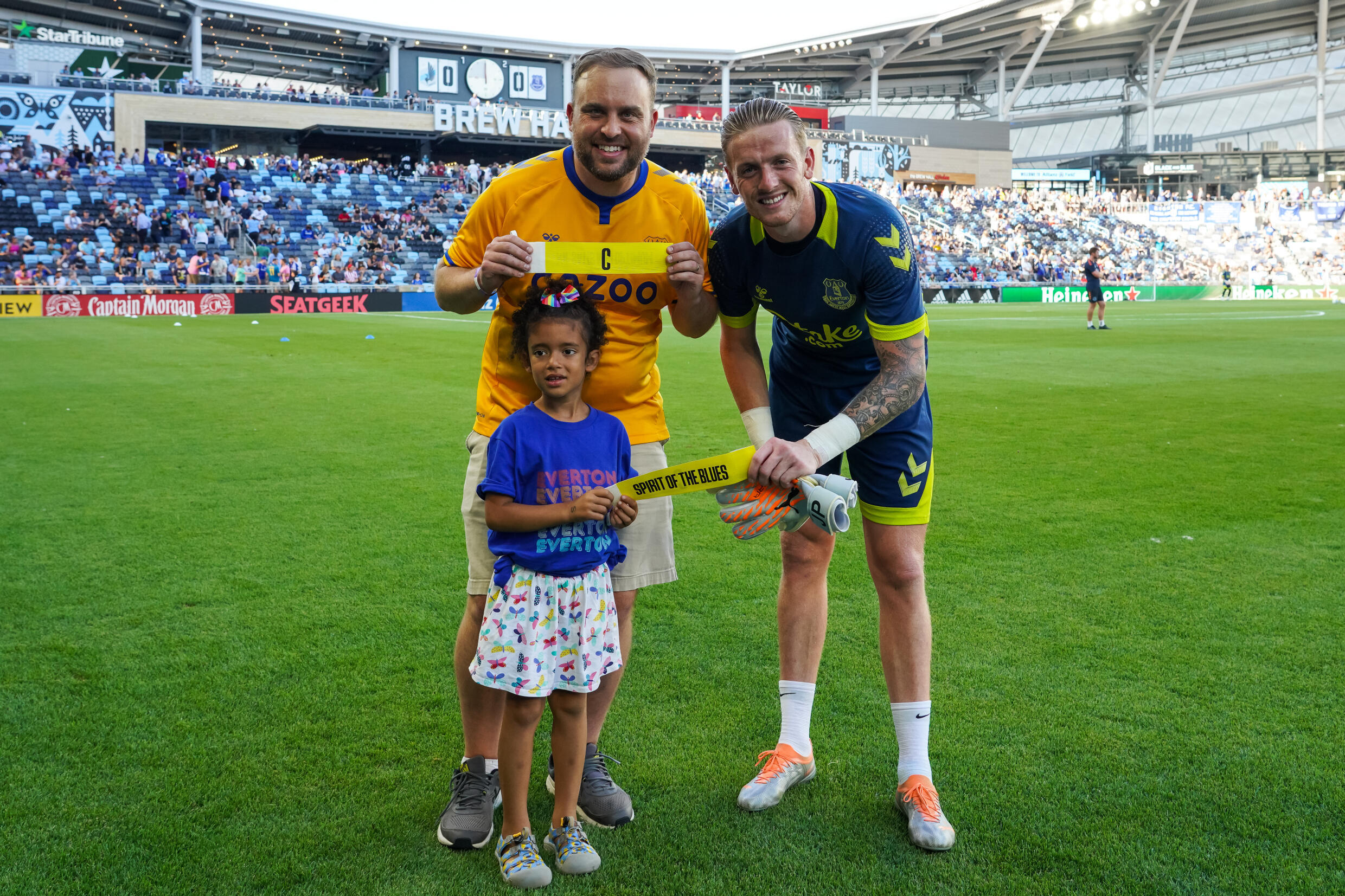 Bramkarz Evertonu Jordan Pickford pozuje z kibicem przed rozpoczęciem towarzyskiego meczu swojej drużyny z Minnesota United na Allianz Field w St. Paul 20 lipca 2022 roku. Minnesota pokonała Everton 4:0
