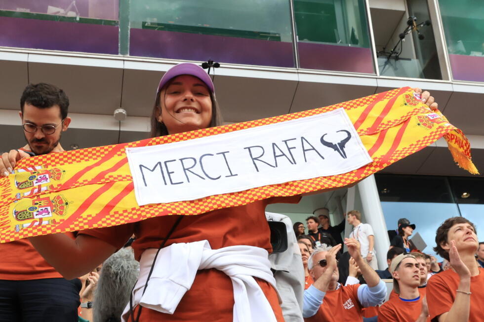 Une banderole aux couleurs de l'Espagne avec écrit "Merci Rafa".
