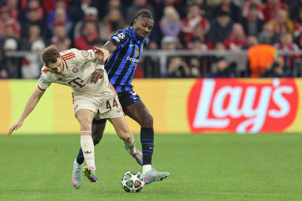 L'attaquant français de l'Inter Marcus Thuram (à dr.) aux prises avec le défenseur croate du Bayern Josip Stanisic, lors du quart de finale aller de Ligue des champions mardi à l'Allianz Arena de Munich.
