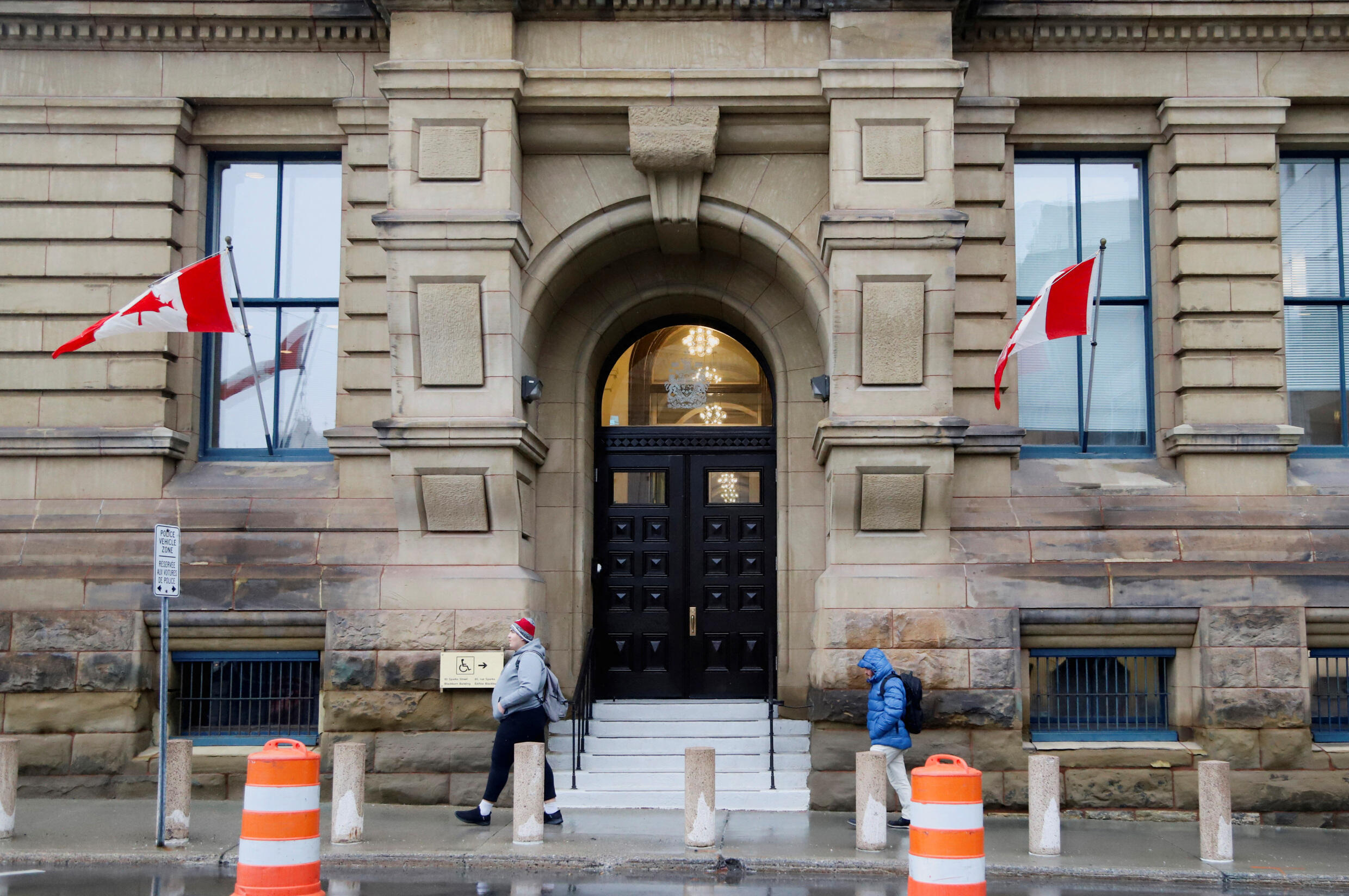 Archivo-La gente pasa por delante de la Oficina del Primer Ministro y del edificio del Consejo Privado, en Ottawa, Ontario, Canadá, el 18 de diciembre de 2024.