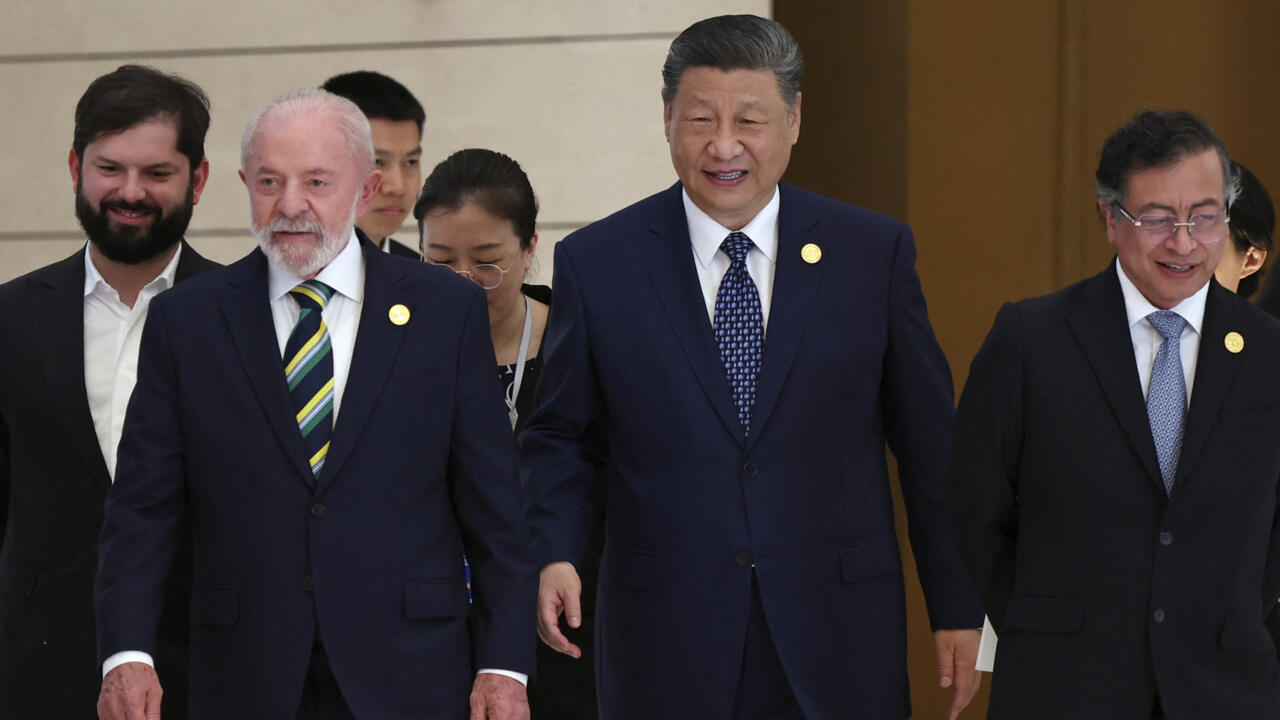 El presidente chino, Xi Jinping (centro), el presidente brasileño, Luiz Inácio Lula da Silva (segundo por la izquierda), el presidente chileno, Gabriel Boric (izq.), y el presidente colombiano, Gustavo Petro (der.), llegan para una sesión de fotos grupales antes de la ceremonia de apertura de la Cuarta Reunión Ministerial del Foro de China y la Comunidad de Estados Latinoamericanos y Caribeños (CELAC) en Beijing el 13 de mayo de 2025.