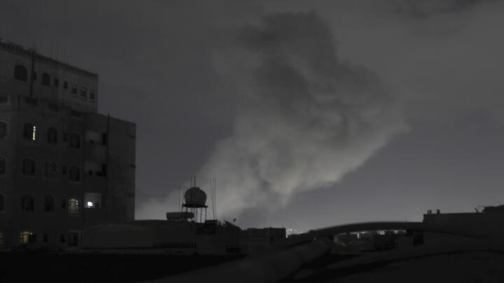 De la fumée s'élève d'un endroit qui aurait été frappé par des frappes aériennes américaines à Sanaa, au Yémen, le 15 mars 2025.