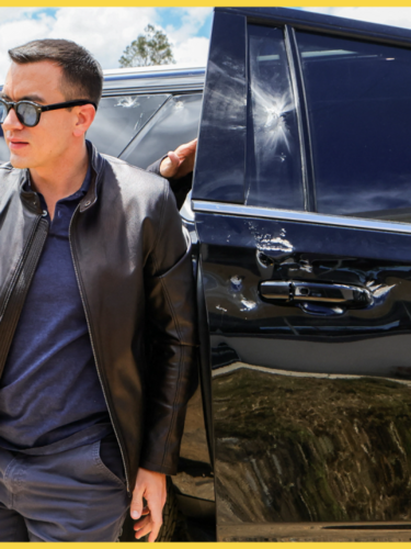 El presidente de Ecuador, Daniel Noboa, se encuentra junto a un automóvil que muestra signos de daños después de que su caravana fuera atacada por una multitud que lanzaba piedras, en El Tambo, Ecuador, el 7 de octubre de 2025.