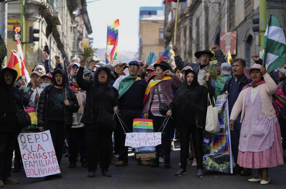 Partidarios del expresidente Evo Morales gritan consignas durante una protesta en la que exigen que se permita a Morales volver a presentarse a las próximas elecciones presidenciales, cerca del palacio de gobierno en La Paz, Bolivia, el miércoles 4 de junio de 2025.
