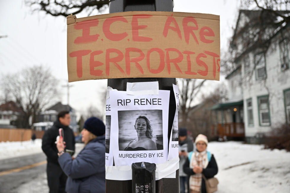 Mensen verzamelen zich rond een geïmproviseerd gedenkteken in Minneapolis ter ere van Renée Nicole Good, wiens dodelijke schietpartij door een federale agent op 7 januari leidde tot landelijke protesten tegen de Immigration and Customs Enforcement Agency, bekend onder de afkorting ICE.