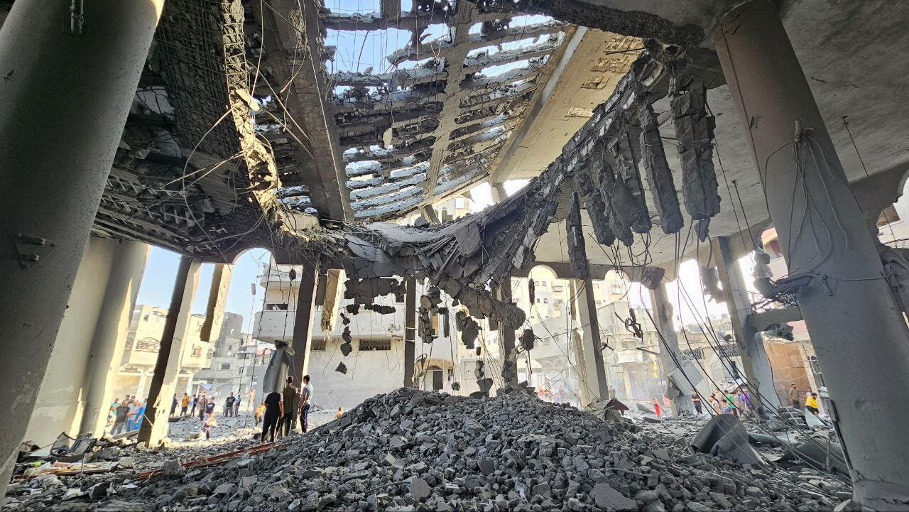 Palestinos inspeccionan los restos de una mezquita destrozada por los bombardeos israelíes en el norte de la Franja de Gaza el 22 de octubre de 2023.