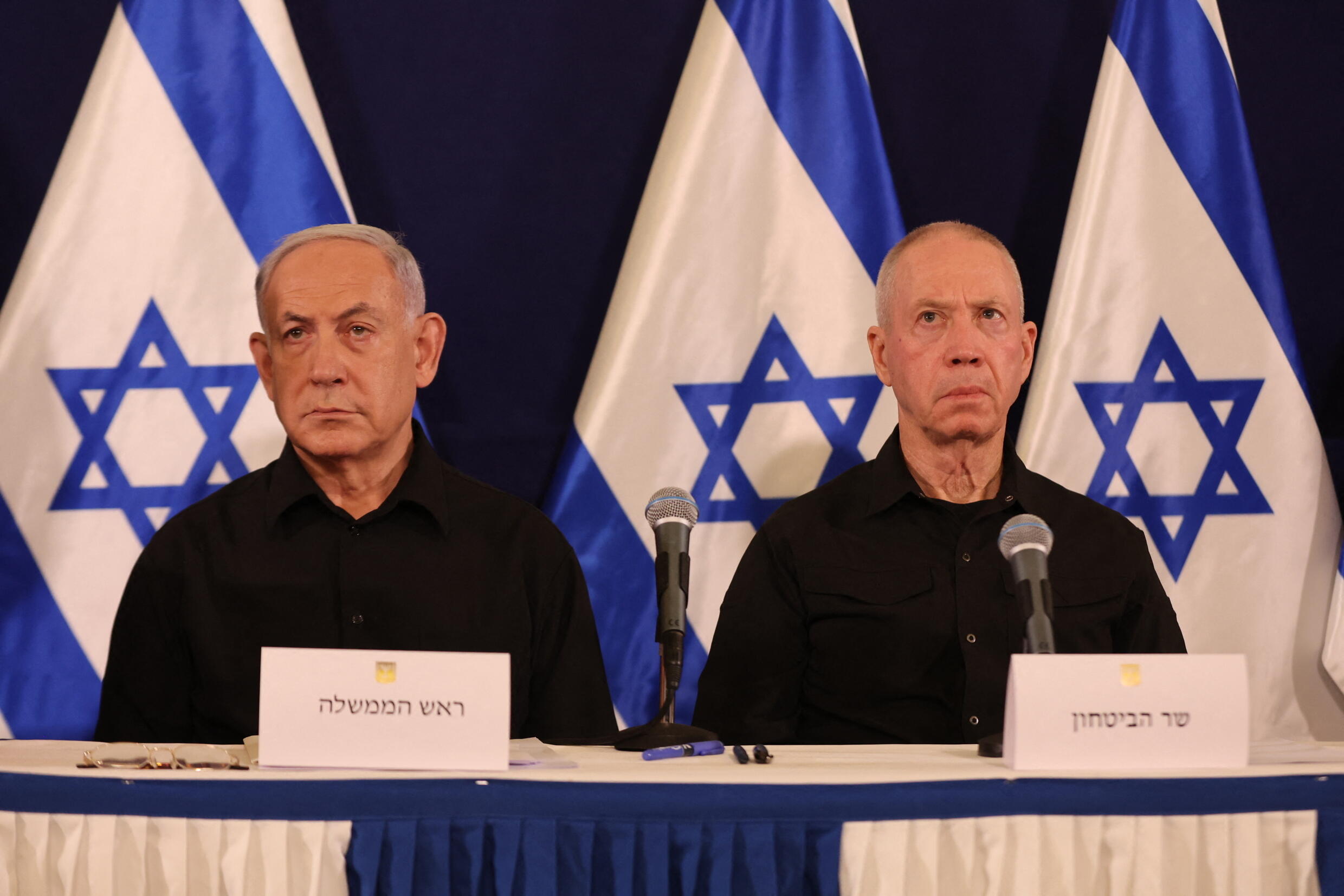 Le Premier ministre israélien Benjamin Netanyahu (à gauche) et le ministre de la Défense Yoav Gallant assistent à une conférence de presse à la base militaire de Kirya à Tel Aviv, le 28 octobre 2023.