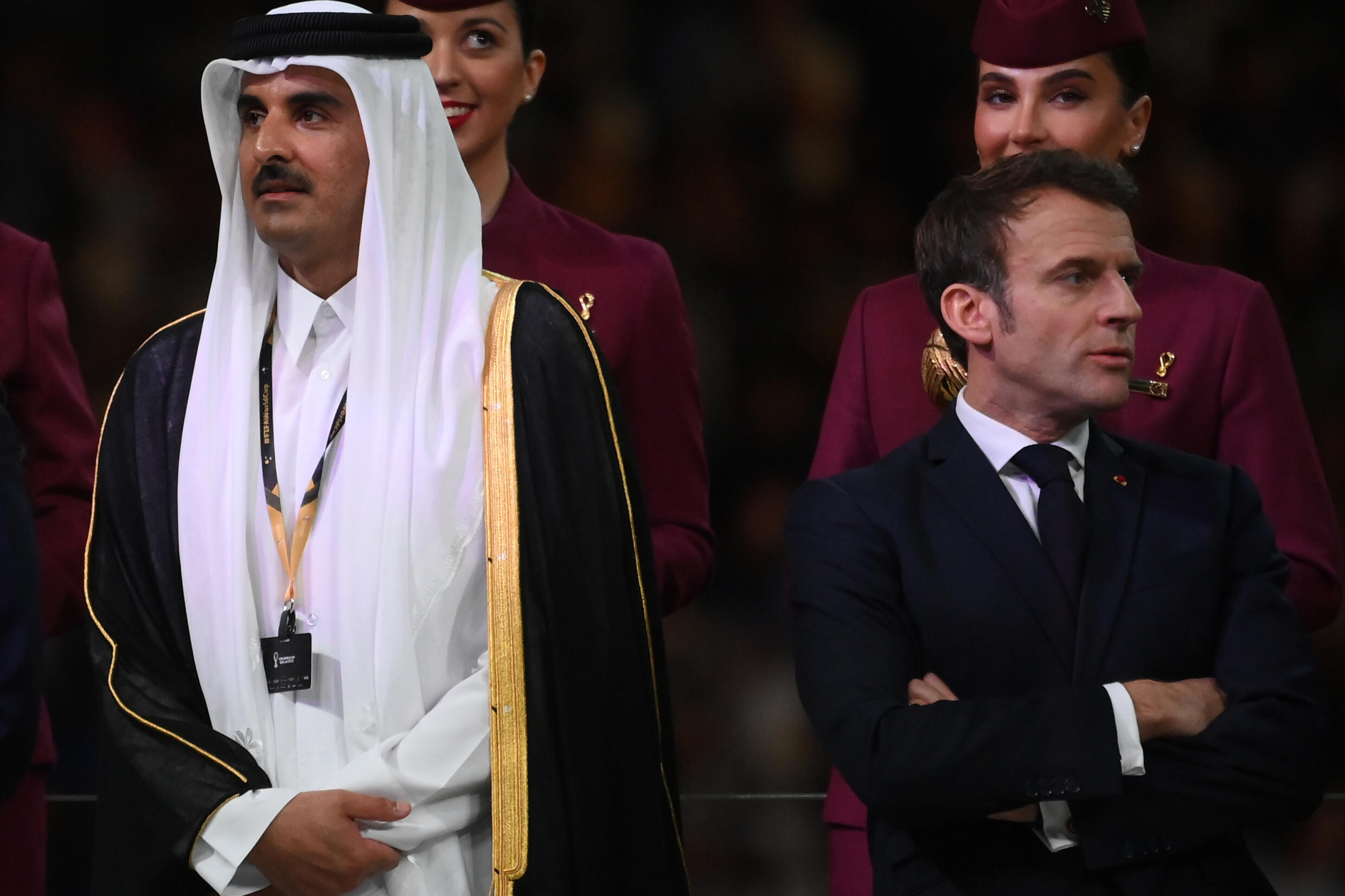 L'émir du Qatar Tamim ben Hamad Al-Thani (gauche) et le président français Emmanuel Macron participent à la remise du trophée de la Coupe du monde de football masculin, le 18 décembre 2022 à Doha