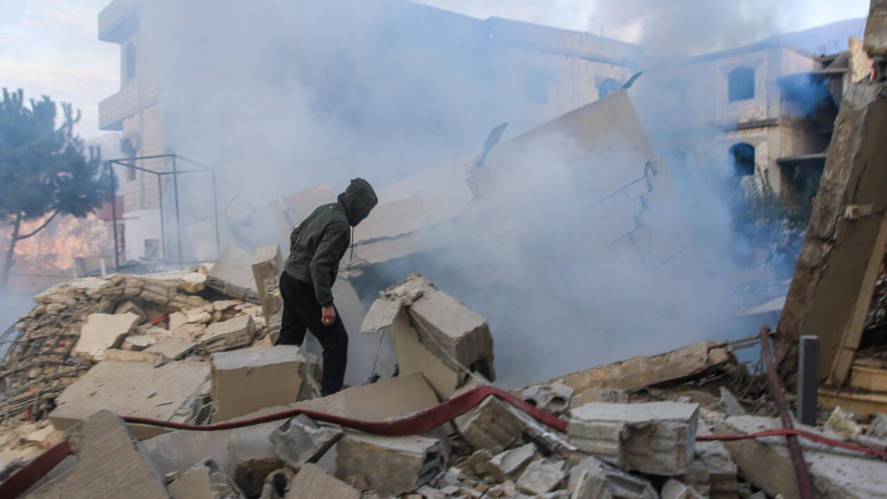 الجيش الإسرائيلي يعلن استهداف منشآت لحزب الله بجنوب لبنان