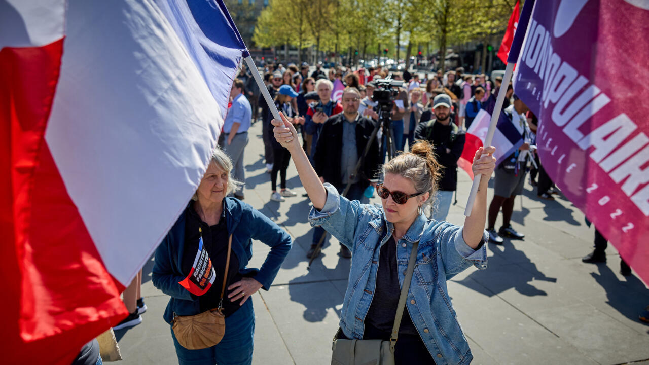 Manifestation organisée par le parti de gauche français La France Insoumise (LFI) et Les Ecologistes (parti écologiste) à Paris le 6 avril 2025.