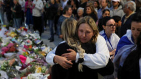 Des personnes rendent hommage aux victimes d'une fusillade lors d'une fête juive à Bondi Beach, à Sydney, en Australie, le 15 décembre 2025